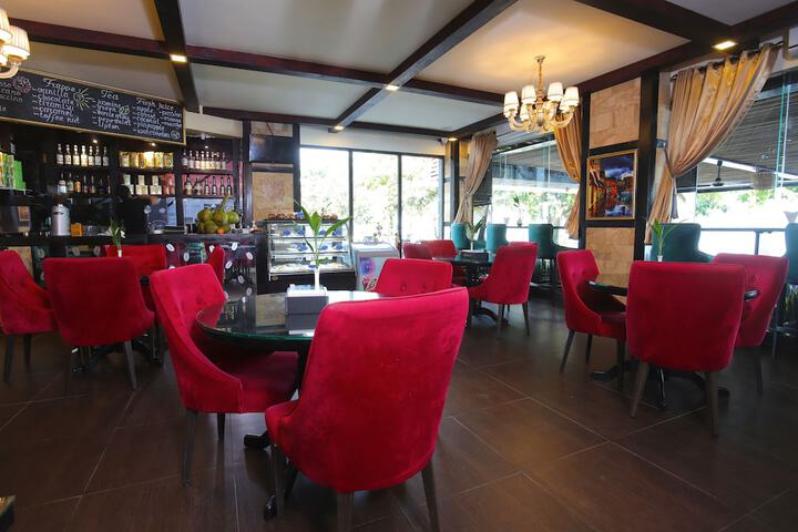Lounge 107 of 133