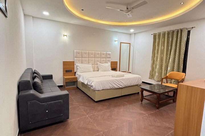 Room 4 of 9