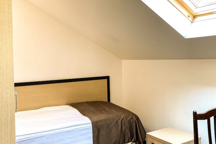 Room 16 of 77