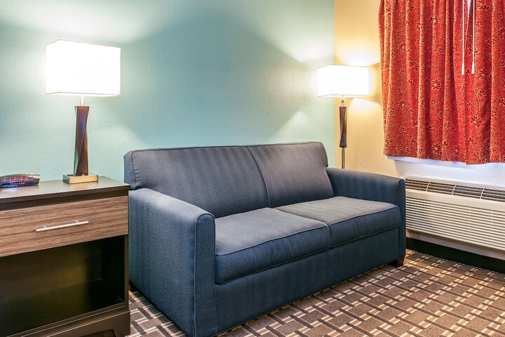 1 Queen Bed (3 of 8)