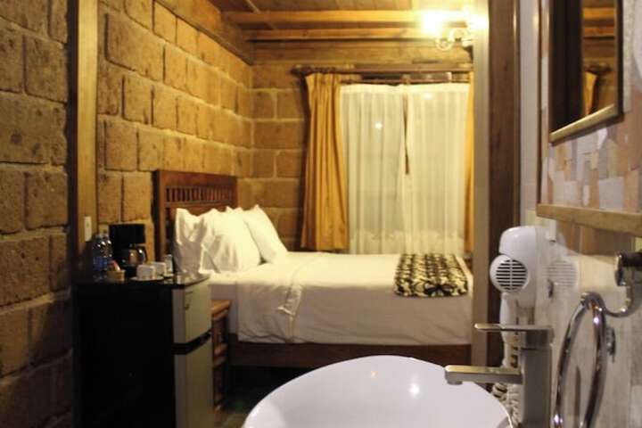 Room 9 of 38