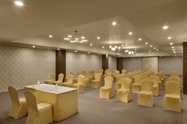 Ballroom/Hall 11 of 14