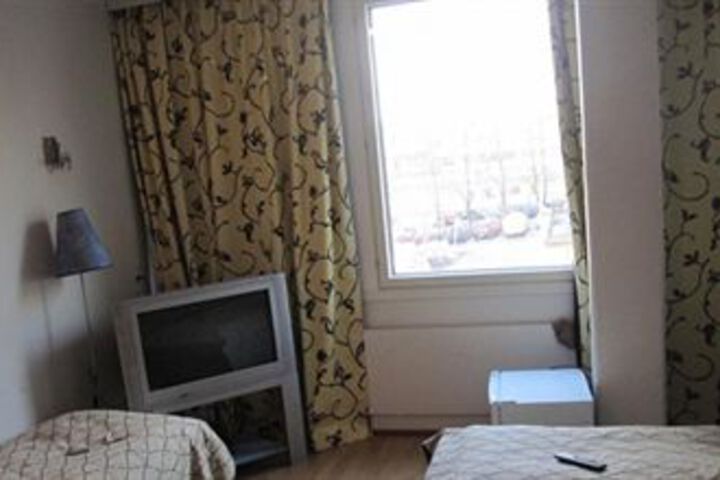 Room 6 of 11
