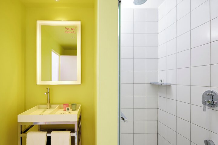 Room 53 of 158