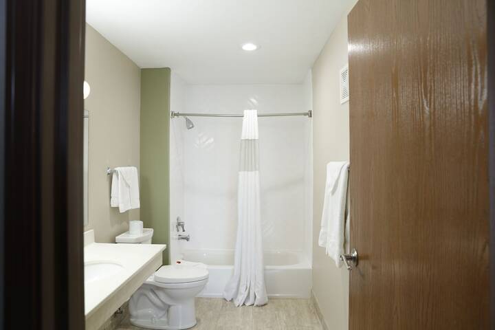 1 Queen Bed Mobility Accessible Deluxe (6 of 22)