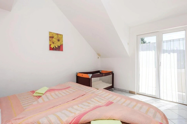 Room 4 of 25