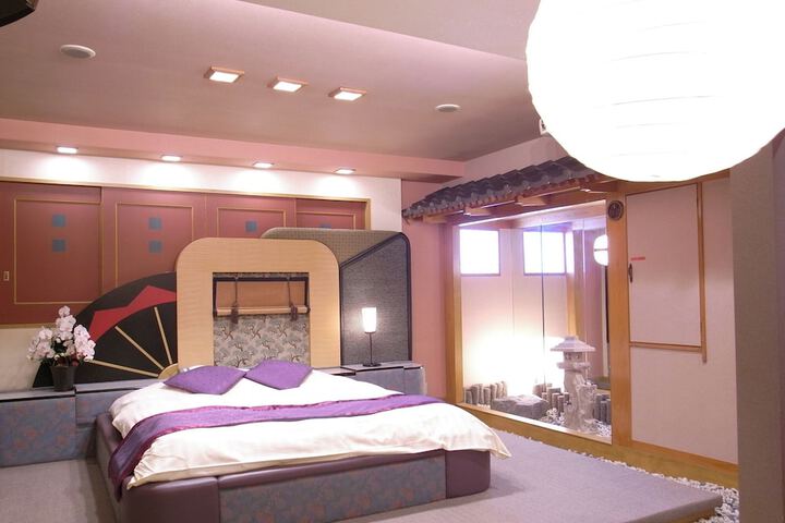 Room 4 of 7