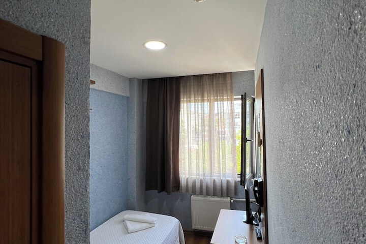 Room 6 of 38