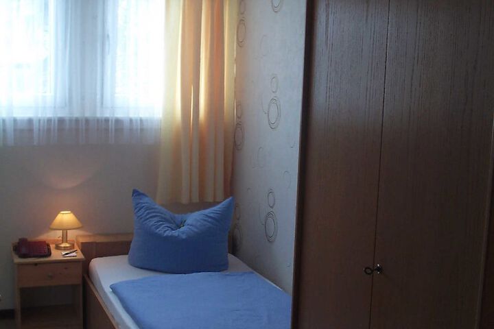 Room 3 of 32