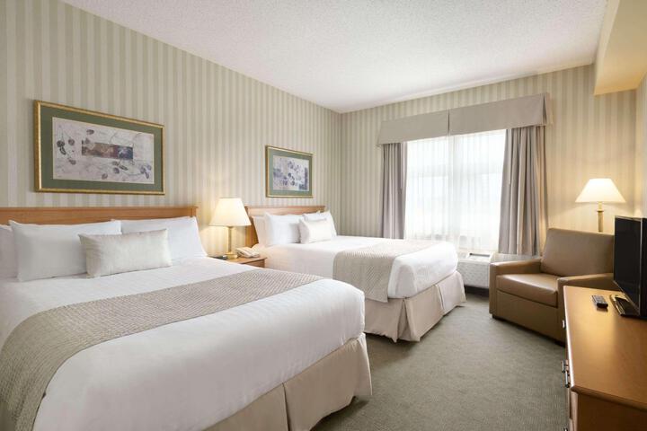 1 Queen Bed (7 of 12)