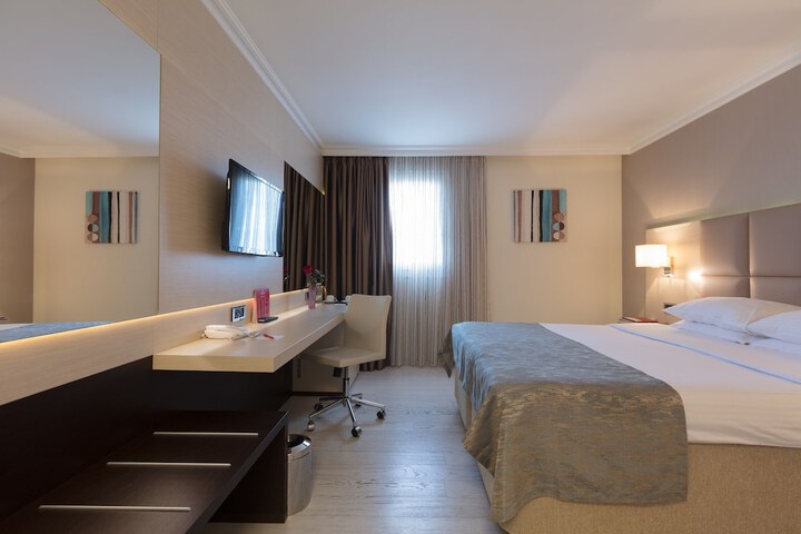 Room 13 of 90