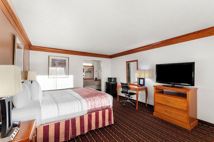 1 Queen Bed (4 of 12)