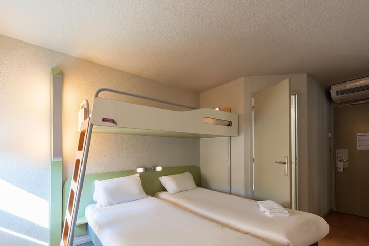 Room 12 of 32