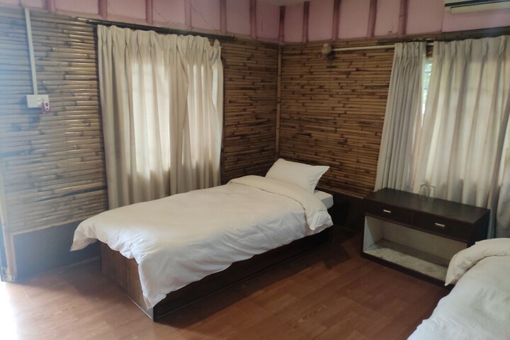 Room 4 of 12