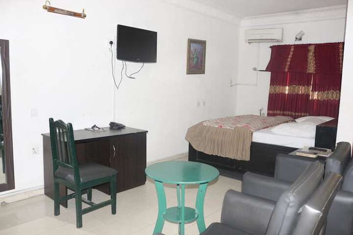 Room 11 of 18