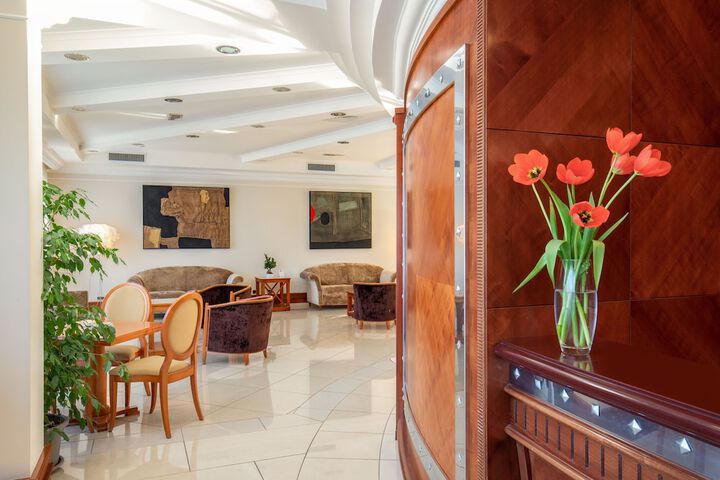 Entrance & Lobby