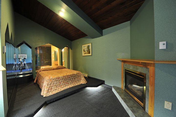 1 Queen Bed (20 of 29)