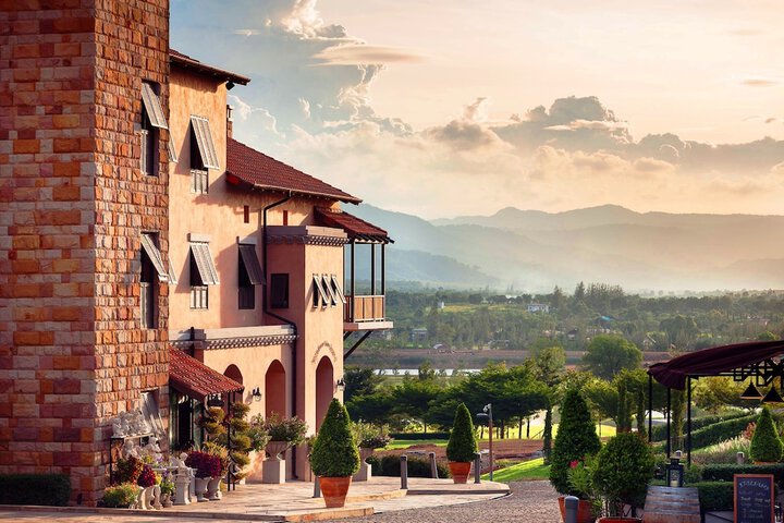 Exterior of Town Square Suites by Toscana Valley