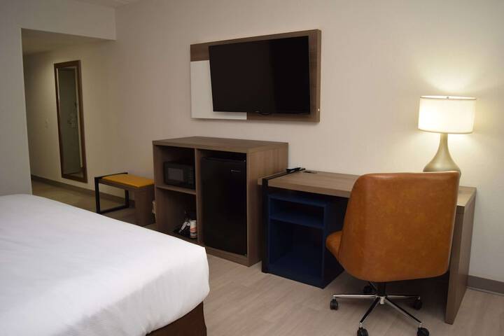 1 King Bed (1 of 16)
