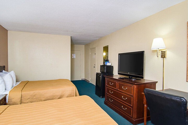 2 Double Beds Accessible (8 of 8)