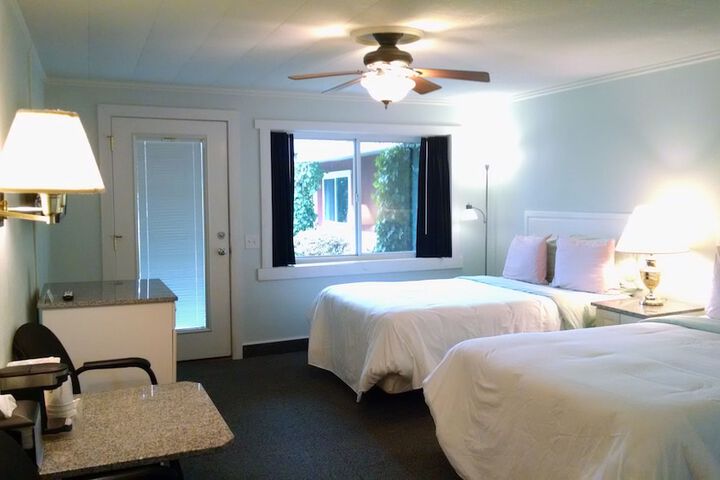 1 Queen Bed (6 of 8)