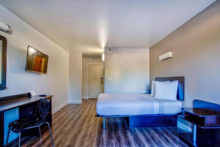 1 Queen Bed (6 of 10)
