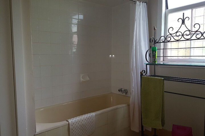 Deep soaking bathtub