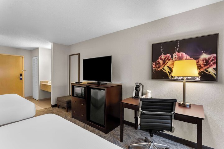 2 Queen Beds Microfridge Krgmkr Full Breakfast (1 of 14)
