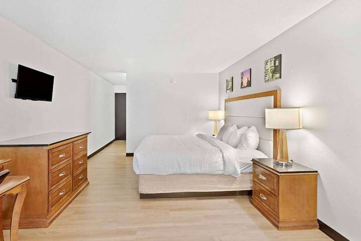 1 King Bed (3 of 11)