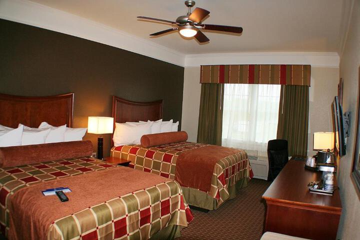 2 Queen Beds Microwave and Refrigerator WiFi Full Breakfast (5 of 6)