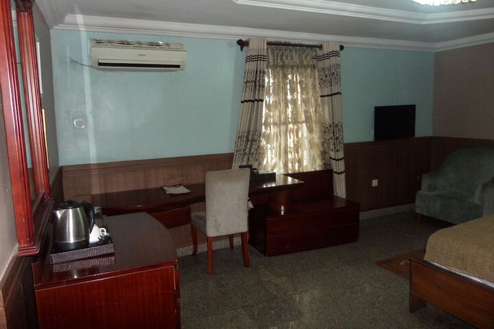 Room 10 of 30