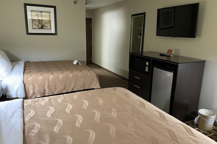 1 Queen Bed (4 of 11)