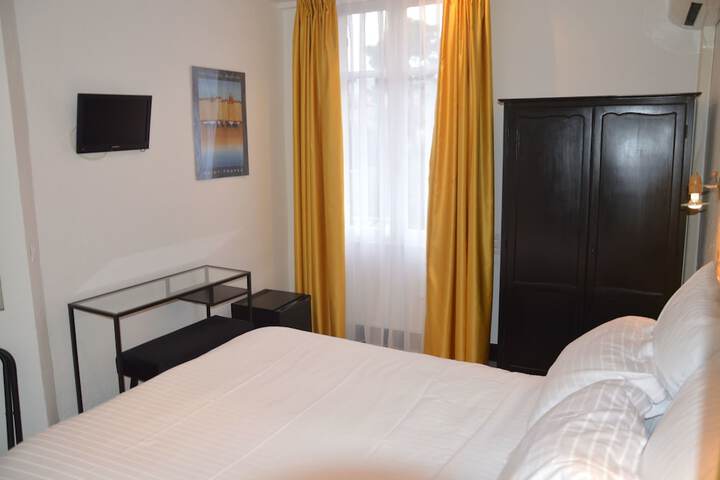 Room 8 of 28