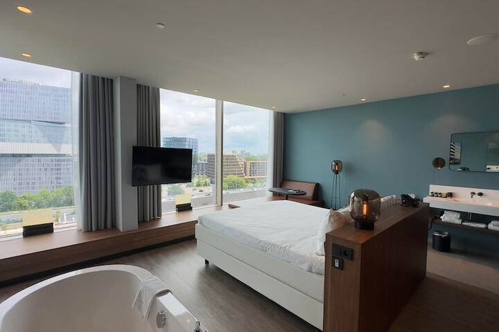 Room 34 of 77