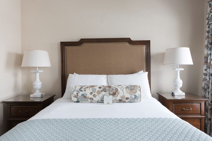 Grand Queen Bed with View (1 of 7)