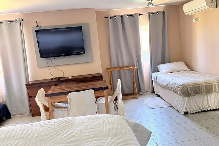 Room 4 of 8