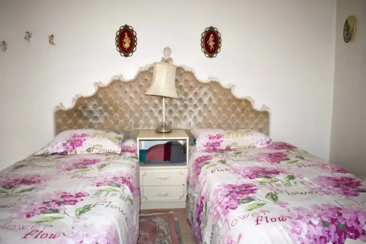 Room 4 of 8