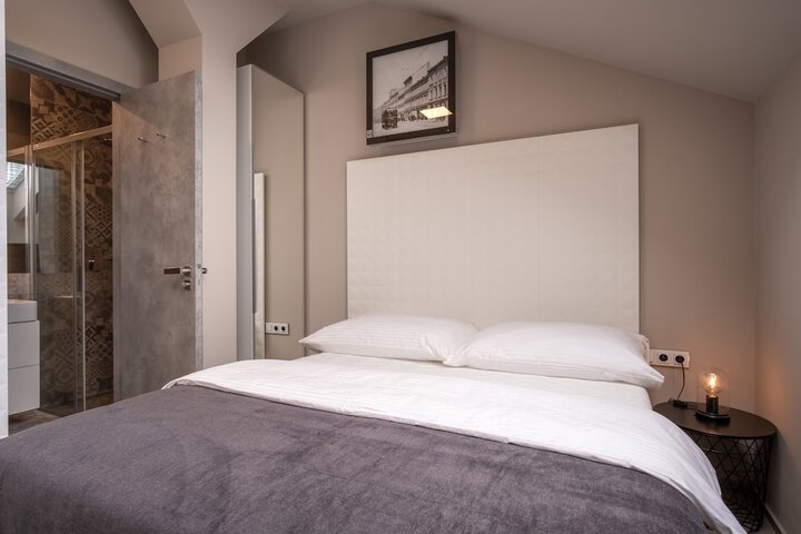 Room 8 of 129