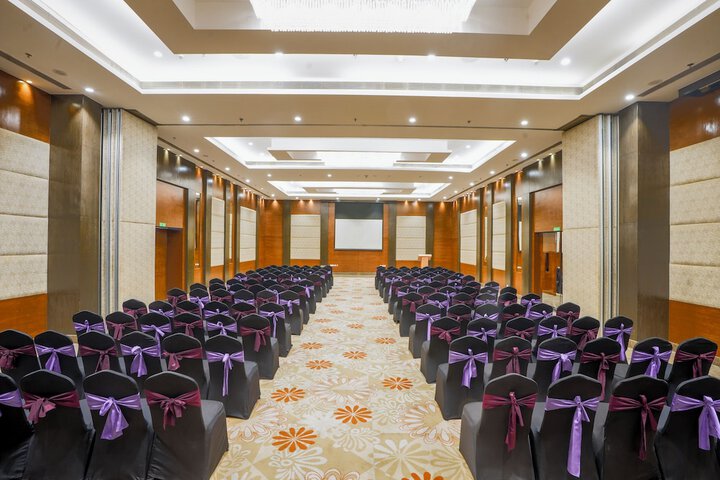 Ballroom/Hall 156 of 164