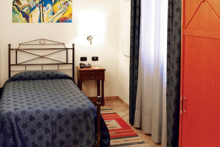 Room 6 of 120