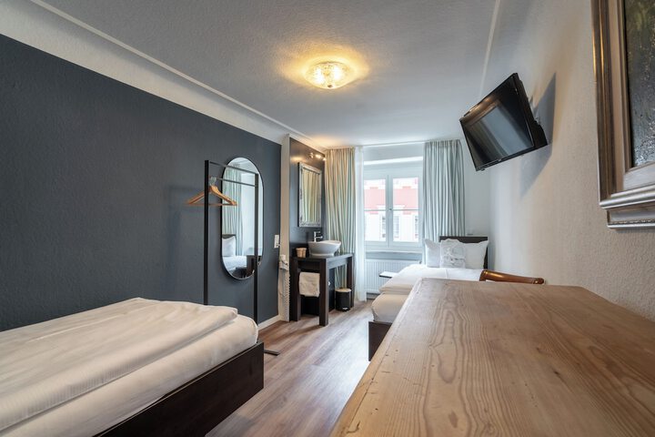 Room 32 of 64
