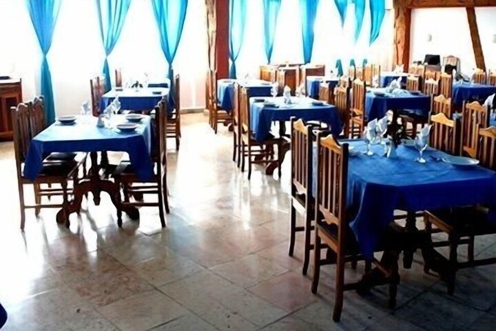 Dining 4 of 9