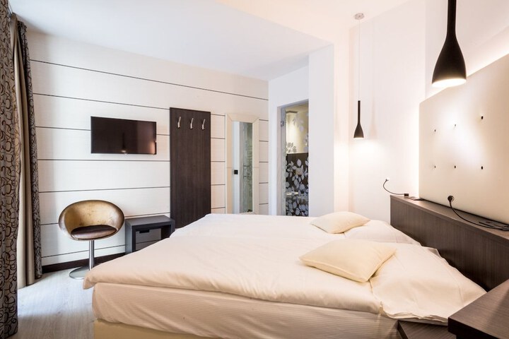 Room 7 of 61