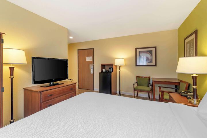 1 Queen Bed High Speed Internet Accessible Refrigerator, Coffee Maker Iron and Ironing B (7 of 16)