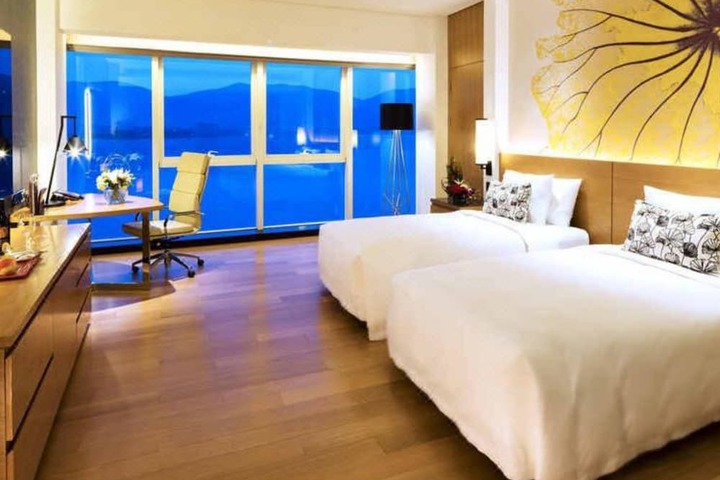 Room 10 of 38