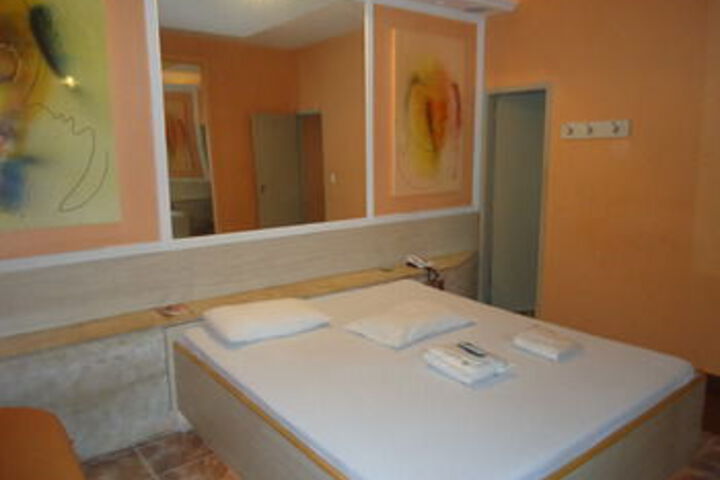 Room 12 of 16