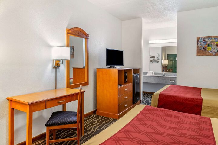 2 Queen Beds (2 of 9)