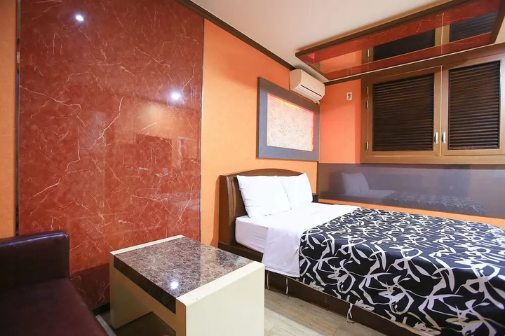 Room 3 of 15