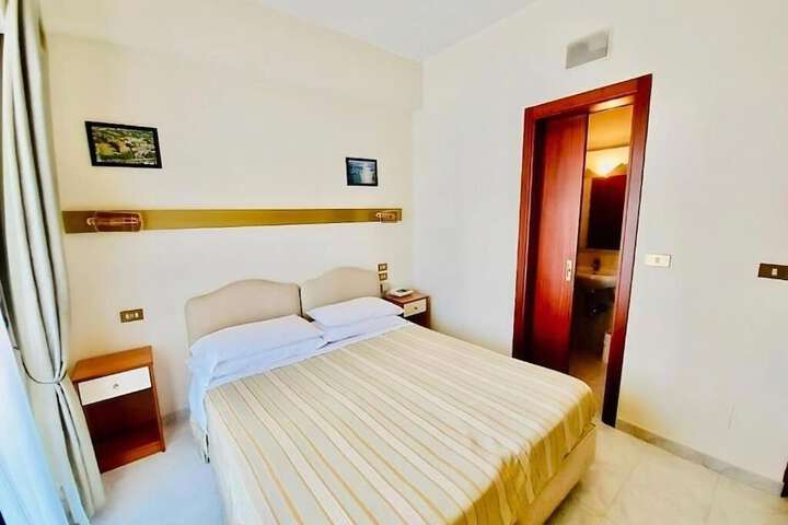 Room 8 of 28