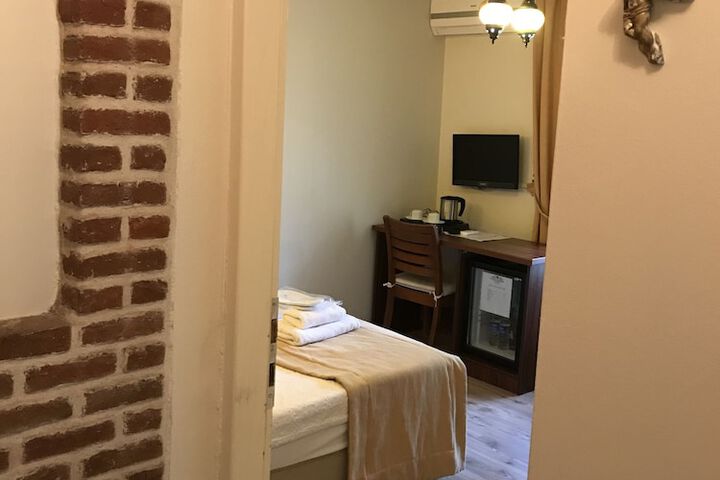 Room 15 of 90